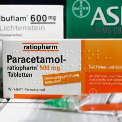 Packungen mit Paracetamol und Ibuprofen, bereit zur Linderung von Fieber und Schmerzen.