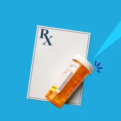 Rezept mit dem Hinweis "doxycyclin 100" und einer Medikamentenflasche voller orangefarbener Pillen.
