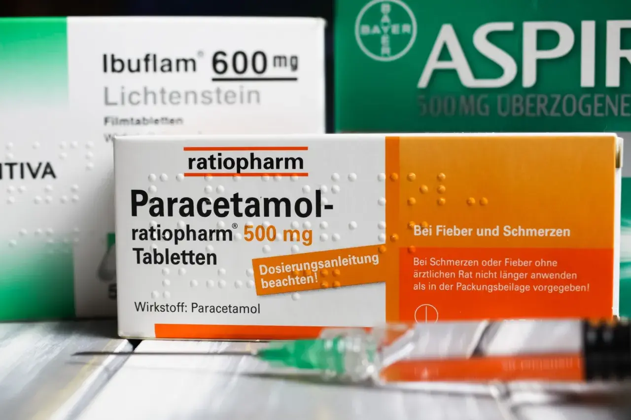 Packungen mit Paracetamol und Ibuprofen, bereit zur Linderung von Fieber und Schmerzen.